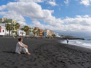 Bunte Häuserzeile entlang der Küste auf La Palma unter bewölktem Himmel