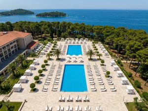 Großzügige Poolanlage mit Liegestühlen nahe der Küste in Kroatien