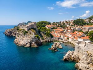 Altstadt auf einer Felsklippe an der kroatischen Küste