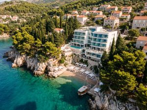 Modernes Hotelgebäude an der Felsküste mit Blick auf das Meer in Kroatien