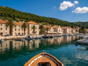 Historische Küstenstadt in Kroatien mit Hafen, Booten und Meerblick