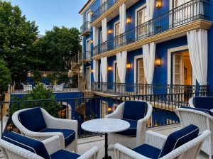 Blaue Fassade eines Boutique-Hotels in Lissabon mit Balkonen und weißen Fensterläden
