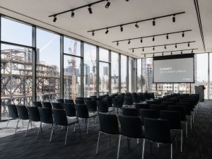 Heller Meetingraum mit Glasfronten und Tageslicht in einem Mailänder Hotel