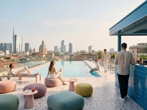 Rooftop-Pool eines Hotels in Mailand mit Blick auf den Dom und die Skyline