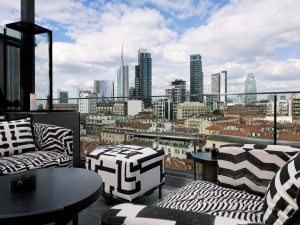 Dachterrassen-Bar in Mailand mit Blick auf die Skyline
