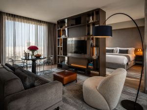 Modernes Luxus-Hotelzimmer im Zentrum von Mailand mit Regal-Raumteiler und Bett