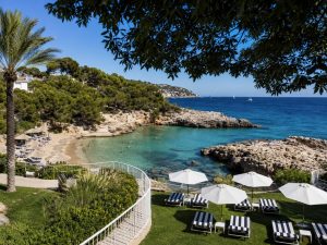 Hotel in ruhiger Küstenlage auf Mallorca mit Blick auf eine Bucht
