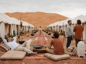 KI-generierte Visualisierung eines Wüstencamps in der Agafay-Wüste bei Marrakesch, ideal für exklusive Abendprogramme und Company Events