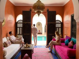 KI-generierte Visualisierung eines Boutique-Hotels in Marrakesch im marokkanischen Stil mit Teebereich und Pool, geeignet für kleine Firmengruppen