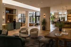 Moderner Hotelempfang mit offener Lobby in München