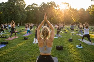 Gruppe bei Yoga im Freien während eines Team Retreats in München
