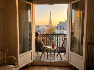 Zimmer mit Balkon und Blick auf den Eiffelturm bei Sonnenuntergang in einem Boutique-Hotel