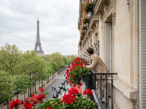 Balkon mit Blick auf den Eiffelturm in einem zentral gelegenen Hotel in Paris