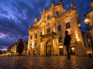 Beleuchtete historische Fassade eines Luxushotels in Prag bei Nacht
