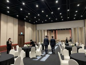 Moderner Sitzungsraum mit Konferenztischen für ein Firmenmeeting in Prag