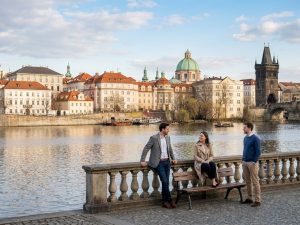 Blick auf die Moldau und die historische Altstadt von Prag von einer Terrasse aus