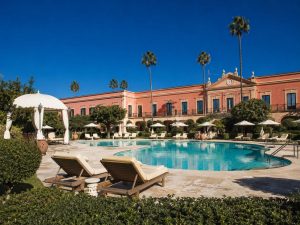 Hotel außerhalb von Rom mit Pool und Palmen