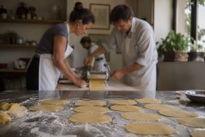 Team bei einem Pasta-Kochkurs in der Toskana
