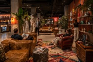 Kunstvoll gestaltete Lobby mit Pflanzen und Sitzbereich in einem Wiener Hotel