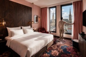 Hotelzimmer mit Doppelbett und Blick auf den Stephansdom