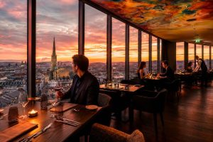Restaurant mit Panoramablick auf die Wiener Altstadt bei Sonnenuntergang