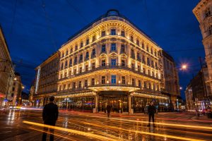 Beleuchtete Hotelfassade im Wiener Stadtzentrum bei Nacht