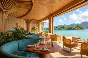 Modernes Konferenzhotel mit Holzdecke, Lounge-Bereich und Meerblick