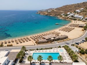 Hotel direkt am Meer mit Pool, Sonnenliegen und Sonnenschirmen