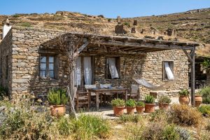 Traditionelle Steinhütte mit Weinlaube in ländlicher griechischer Landschaft